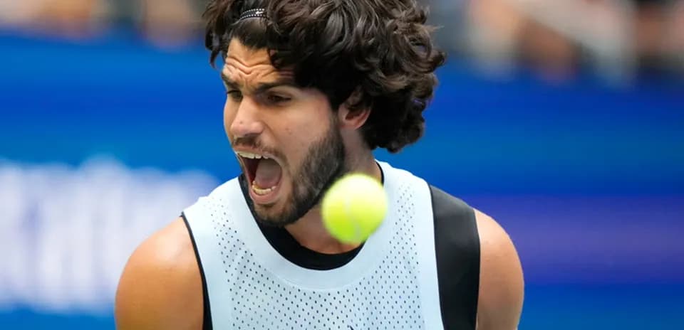 Jugador de tenis gritando mientras golpea la pelota