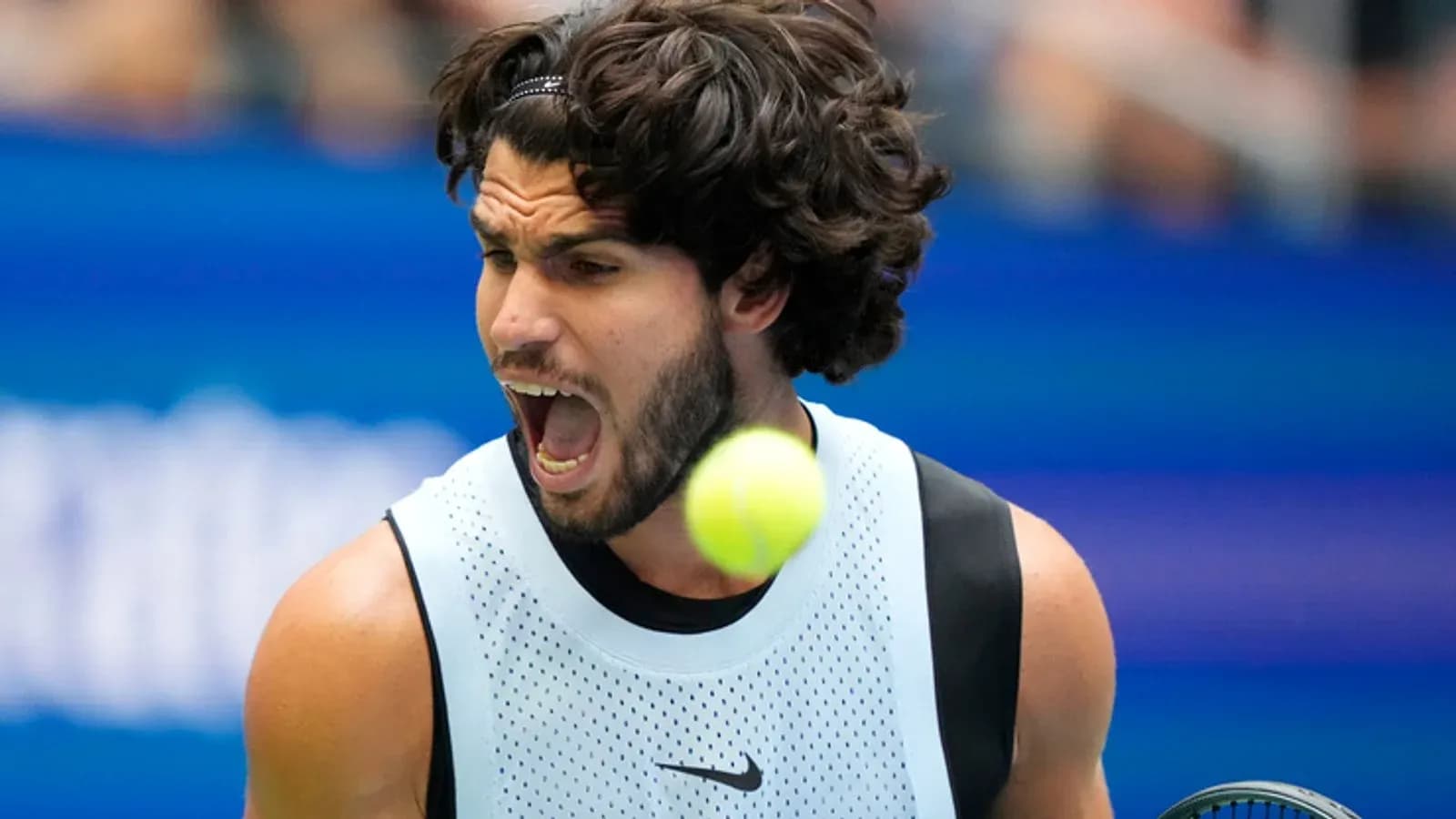 Jugador de tenis gritando mientras golpea la pelota