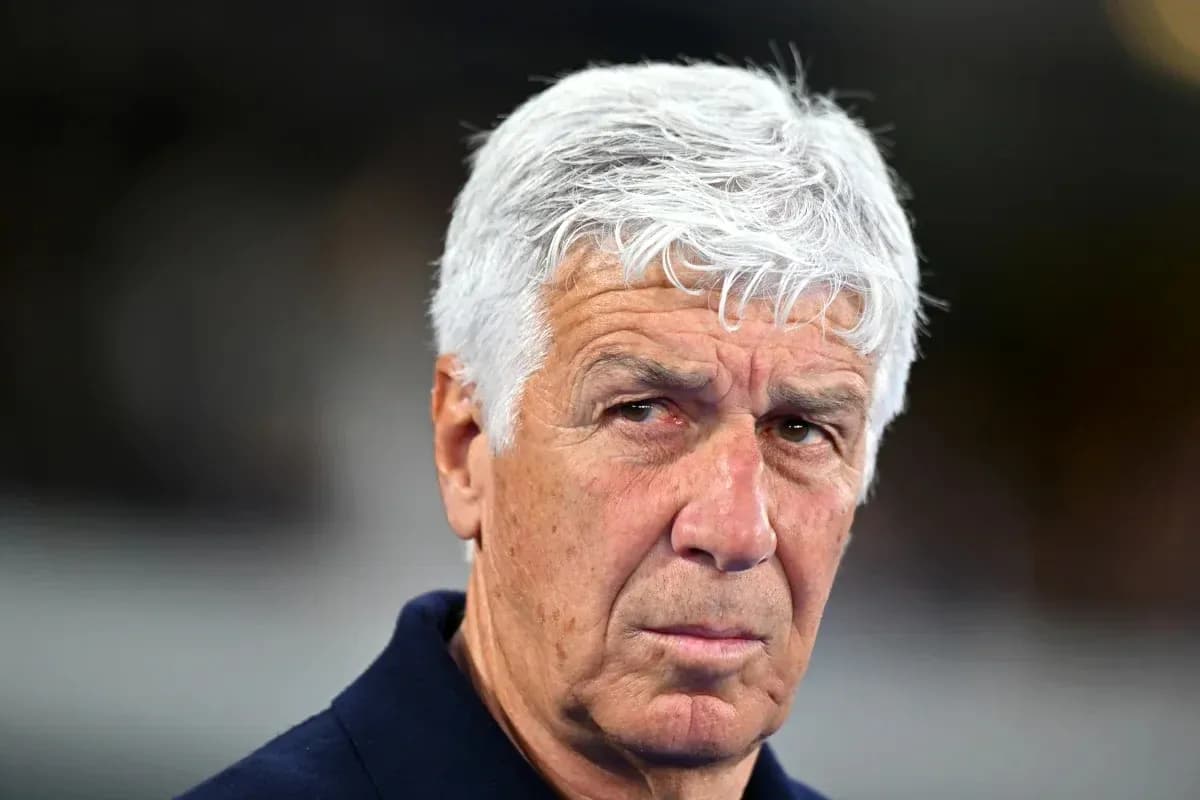 Entrenador observando el partido desde la línea lateral