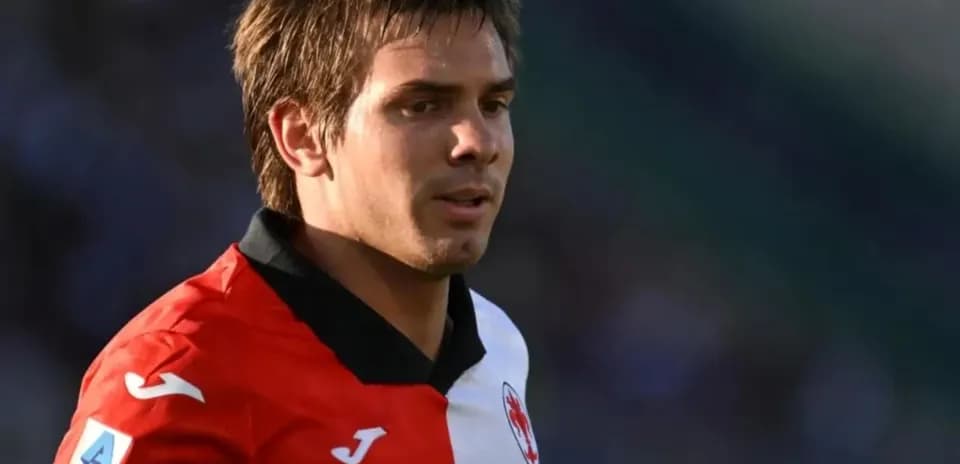 Jugador en acción con camiseta roja y blanca