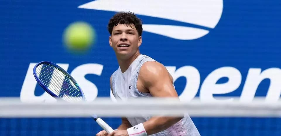 Jugador de tenis preparando un golpe en la cancha