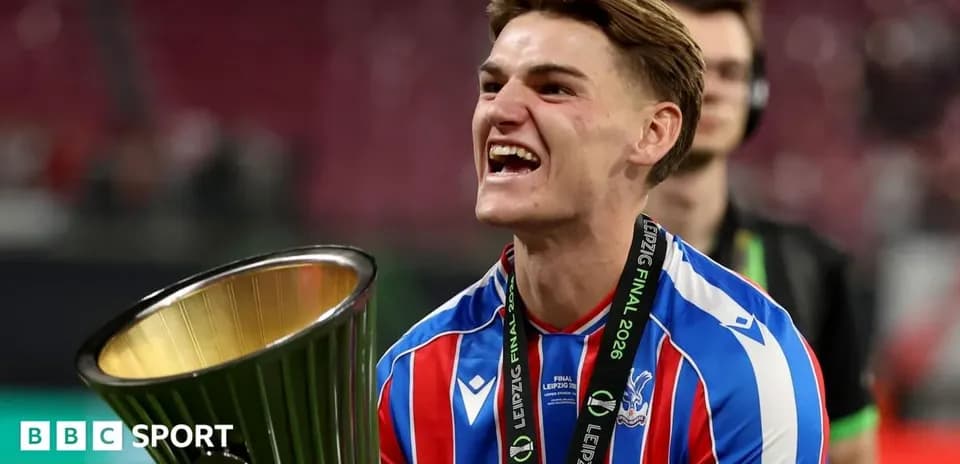 Jugador celebrando con trofeo tras ganar final