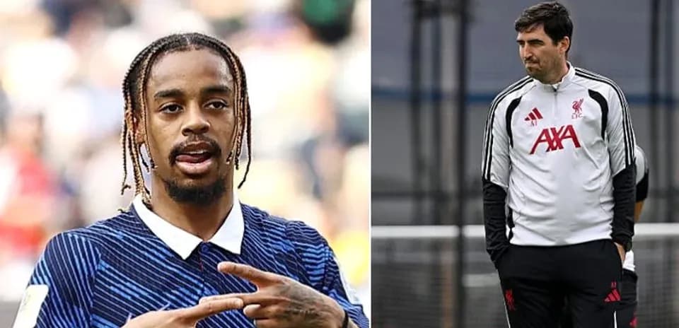 Jugador gesticulando y entrenador en sesión de entrenamiento