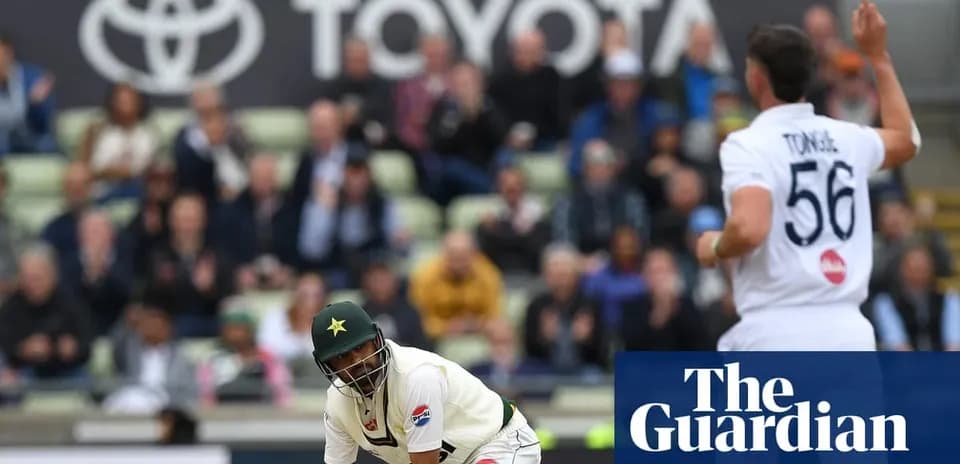 Jugador de cricket de Pakistán en acción durante partido