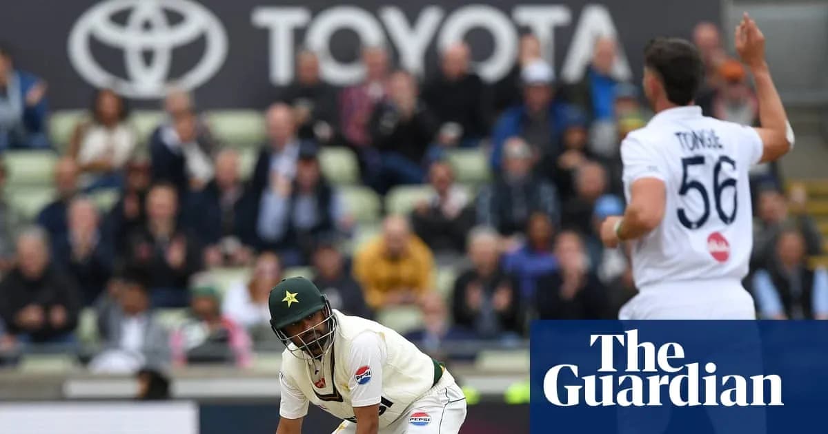 Jugador de cricket de Pakistán en acción durante partido