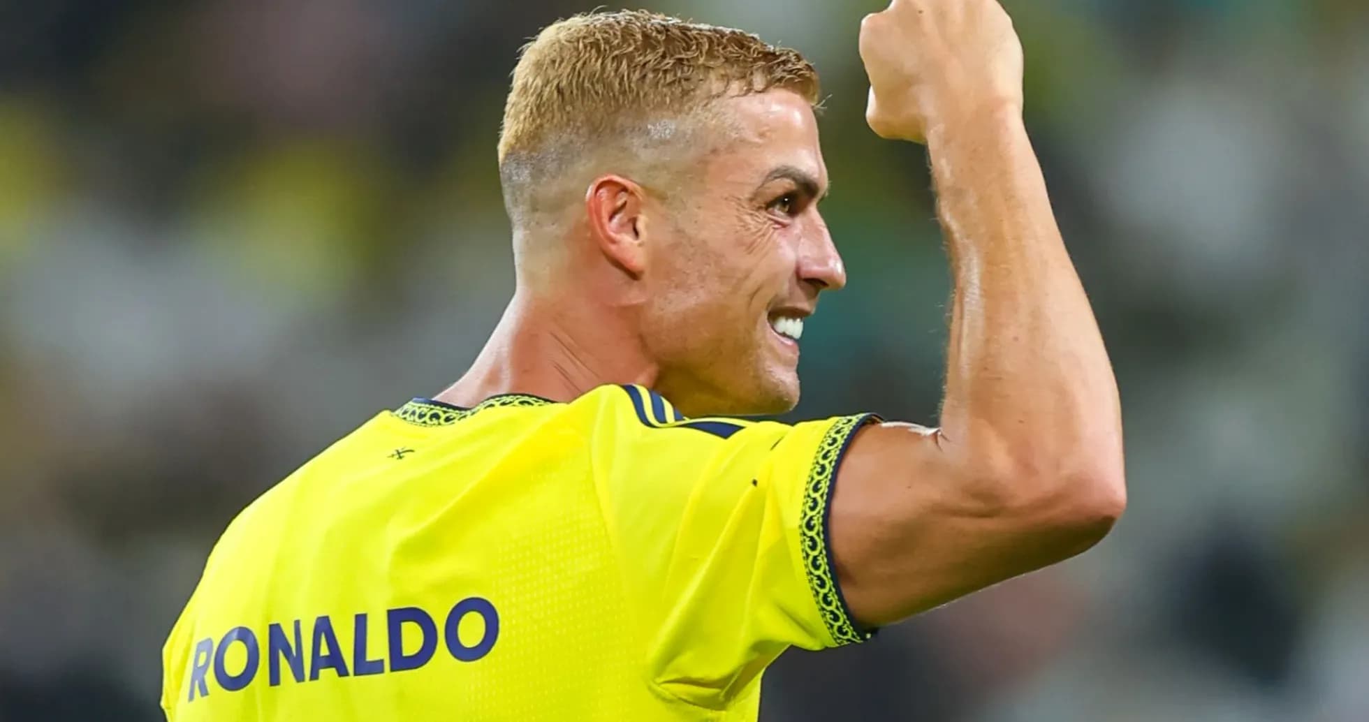 Jugador celebrando con el puño en alto