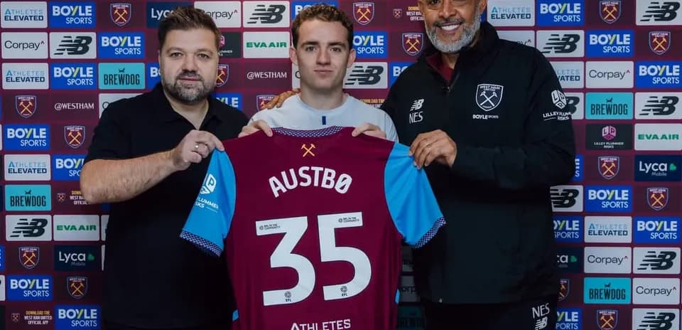 Jugador presentando camiseta con su nombre en conferencia