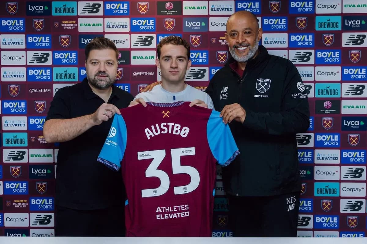 Jugador presentando camiseta con su nombre en conferencia