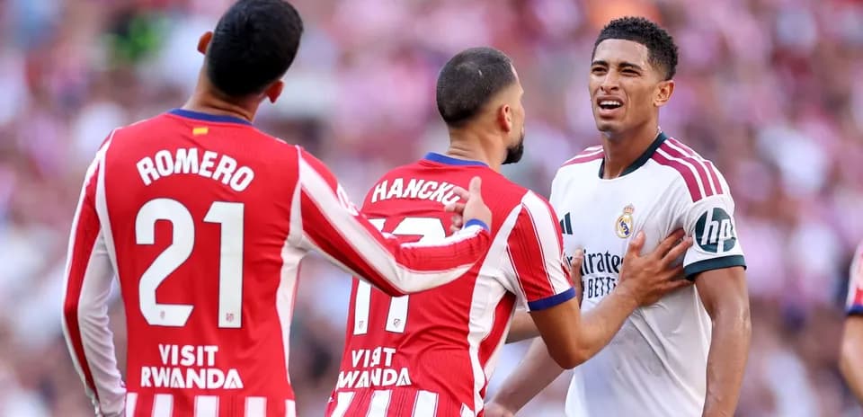Jugadores de Atlético de Madrid y Real Madrid discutiendo