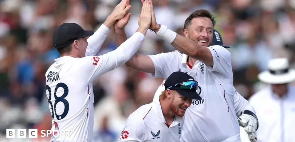 Jugadores de cricket celebrando un wicket en partido