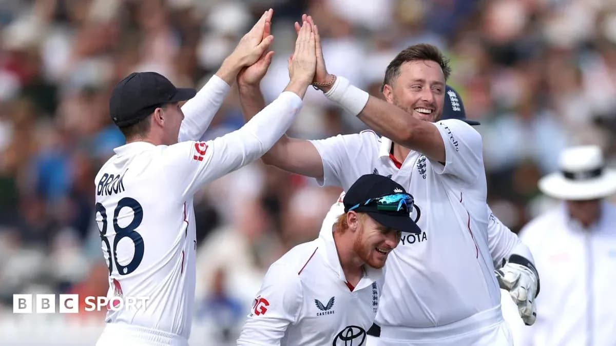 Jugadores de cricket celebrando un wicket en partido