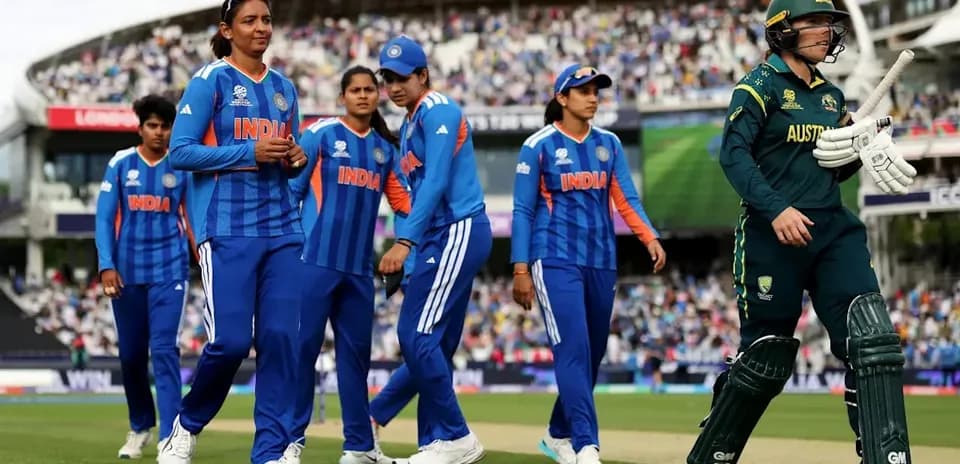 Jugadoras de India caminando en el campo de cricket