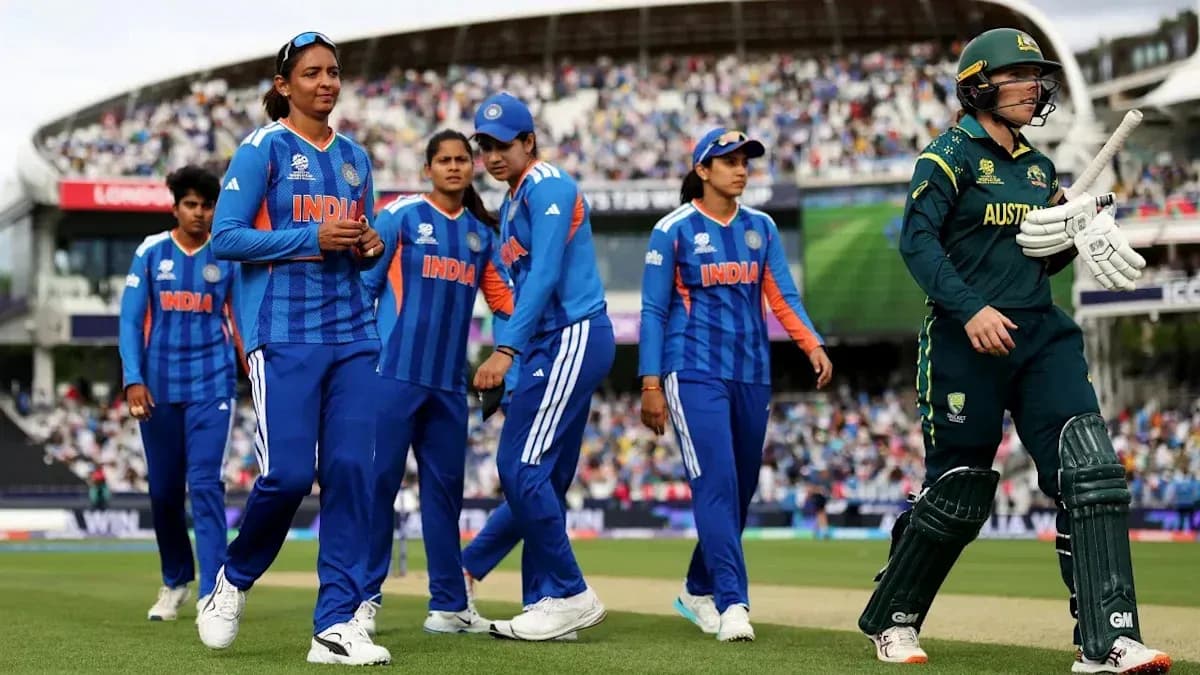 Jugadoras de India caminando en el campo de cricket
