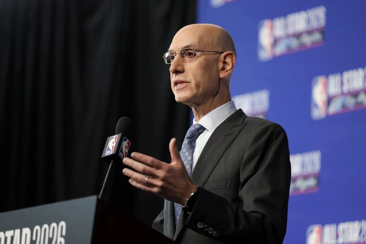 Comisionado de la NBA hablando en conferencia de prensa