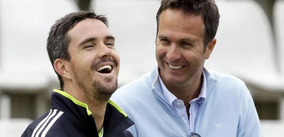 Dos hombres riendo durante un evento de cricket