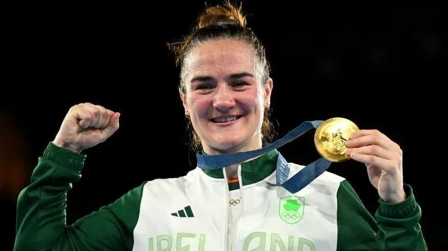 Atleta irlandesa mostrando medalla de oro