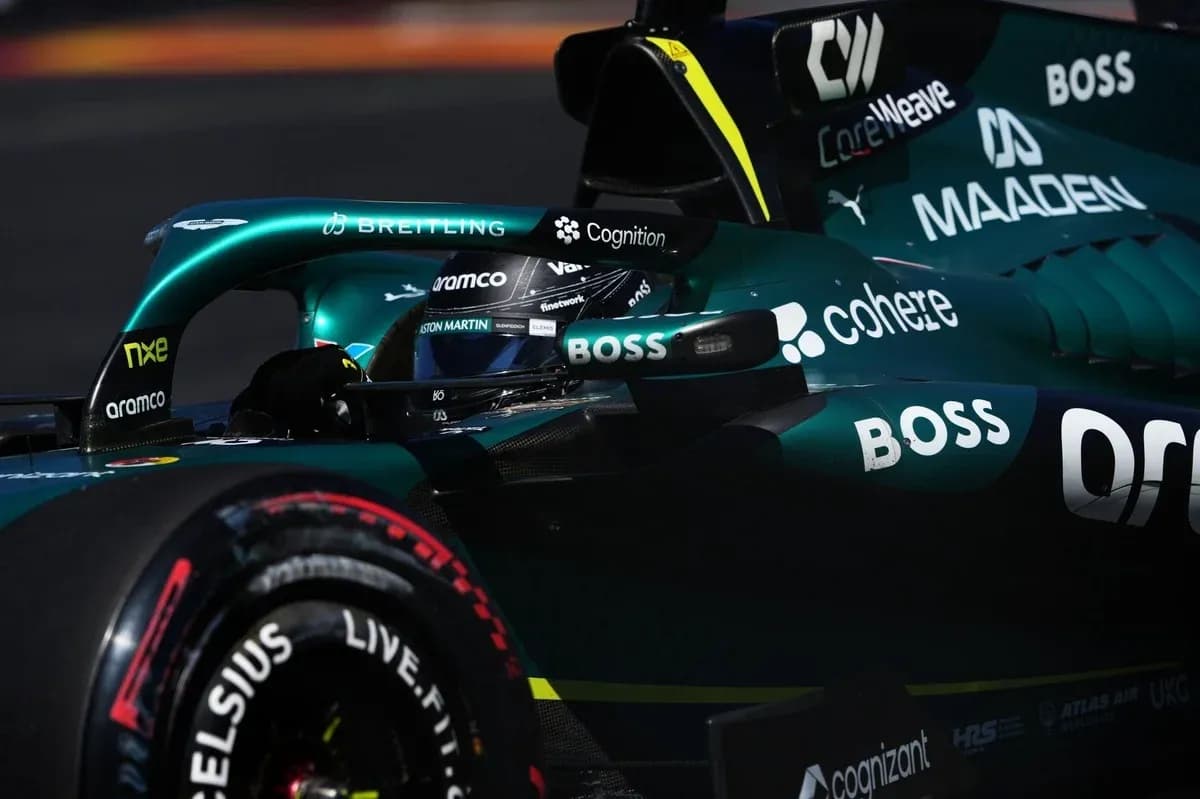 Coche de Fórmula 1 Aston Martin en pista