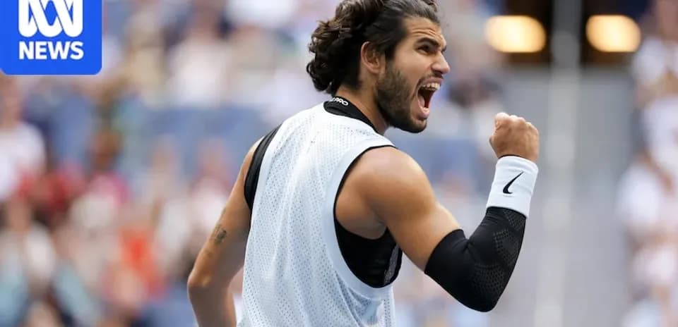 Jugador celebrando durante un partido de tenis
