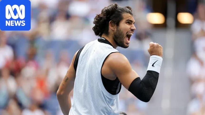 Jugador celebrando durante un partido de tenis
