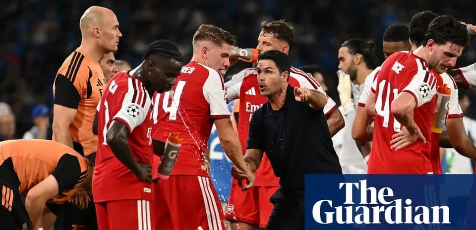 Entrenador dando instrucciones a jugadores de Arsenal