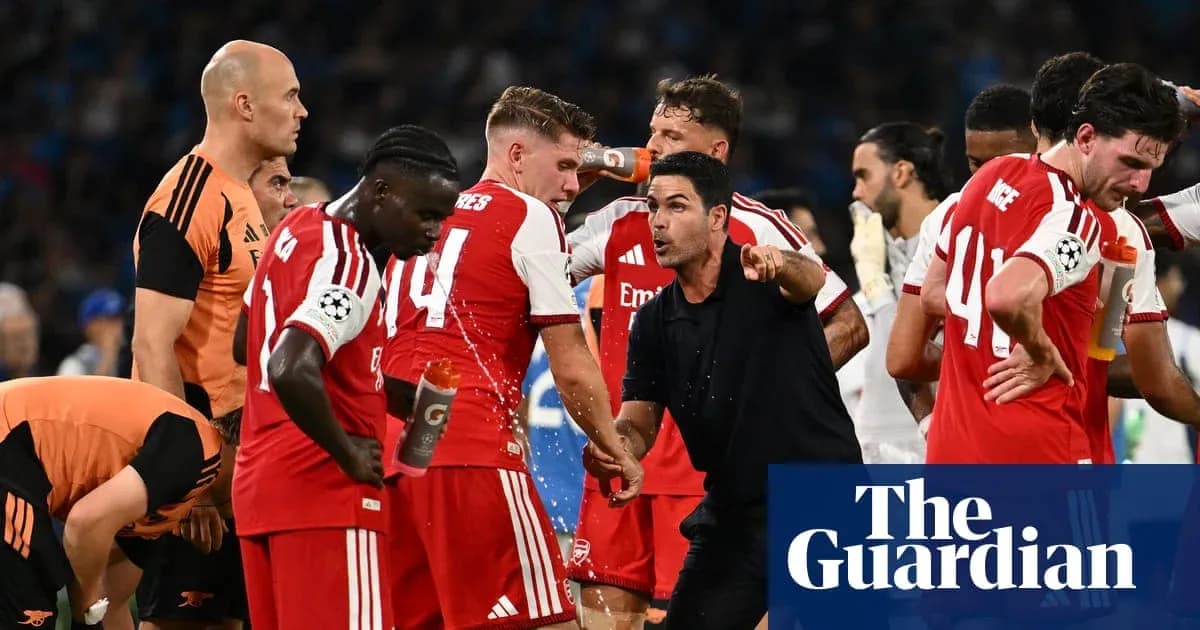 Entrenador dando instrucciones a jugadores de Arsenal