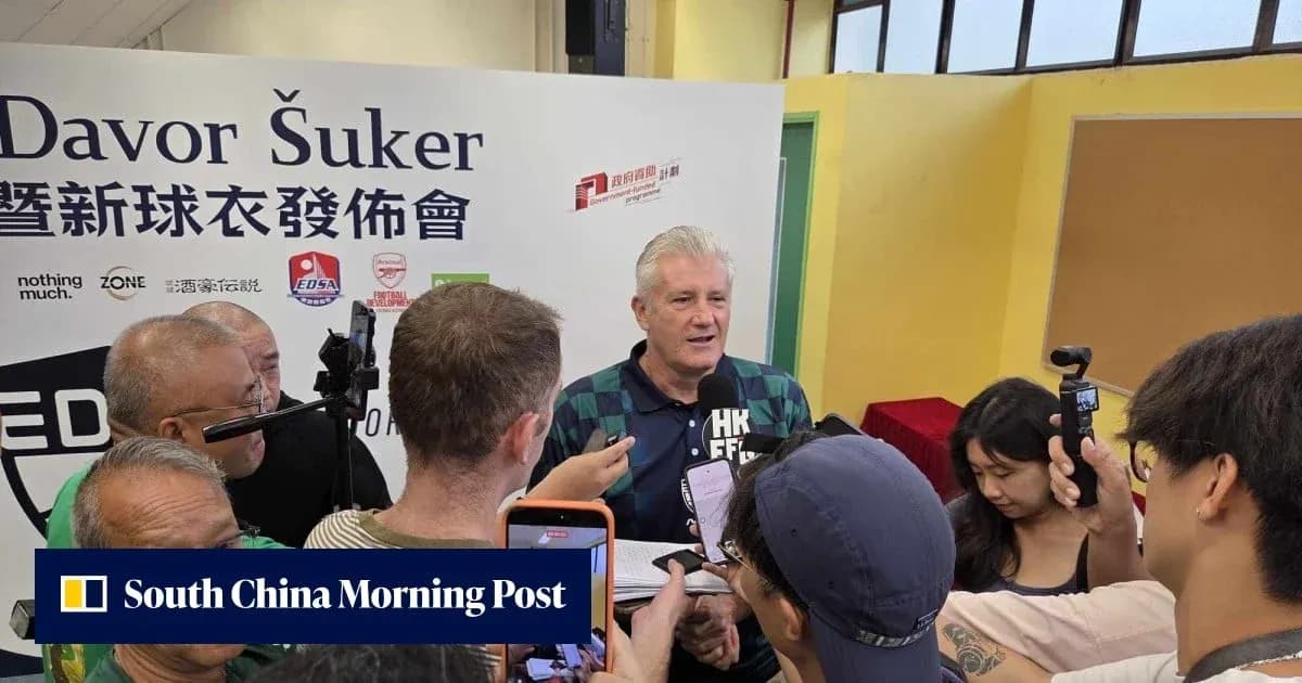 Davor Šuker hablando en una conferencia de prensa
