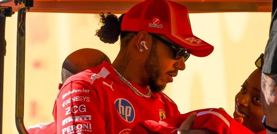 Lewis Hamilton interactuando con un niño en evento