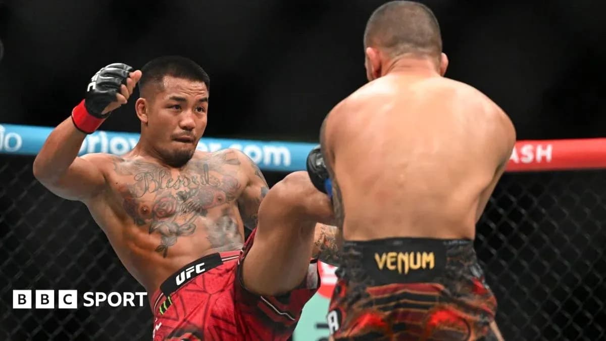 Luchador lanzando una patada en combate de UFC