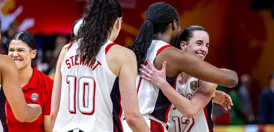 Jugadoras de baloncesto celebrando tras un partido