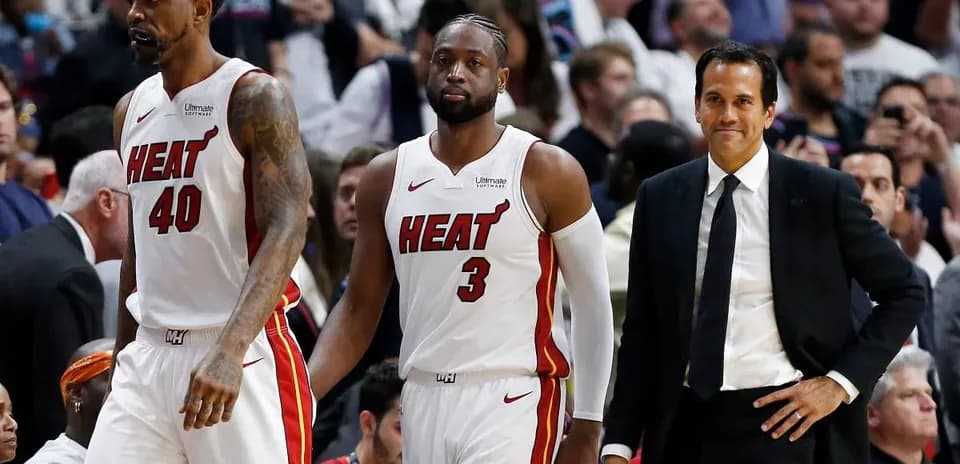 Jugadores de Miami Heat y entrenador en la cancha