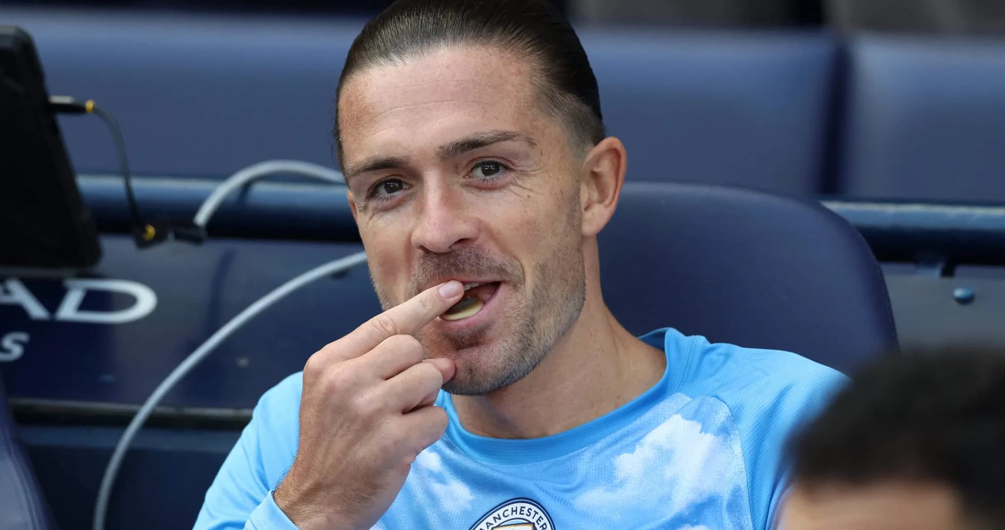 Jugador comiendo en el banquillo durante el partido