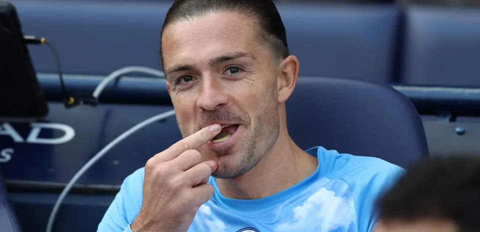 Jugador comiendo en el banquillo durante el partido