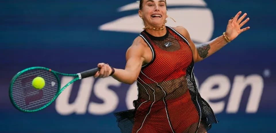 Jugadora golpeando la pelota durante un partido de tenis