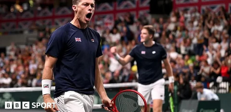 Jugador de tenis celebrando en la cancha con raqueta