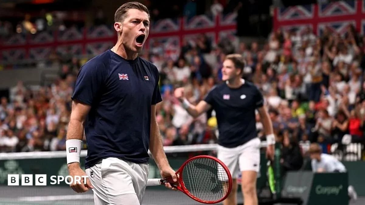 Jugador de tenis celebrando en la cancha con raqueta
