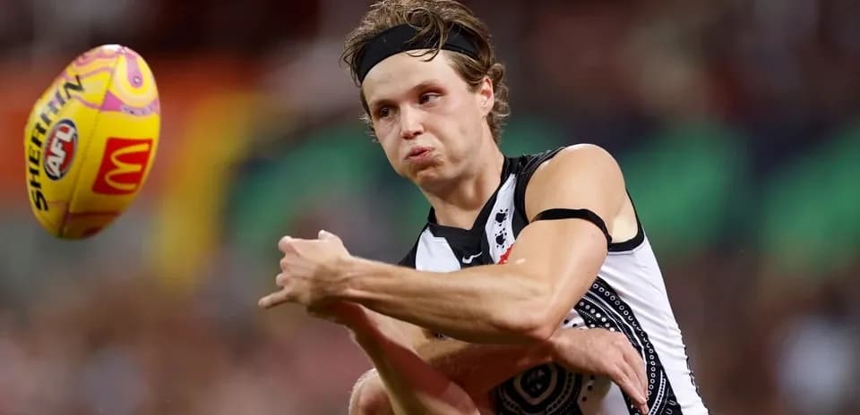 Jugador lanzando el balón de AFL durante el partido