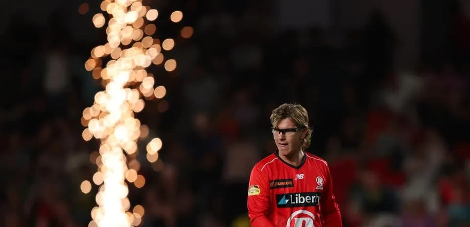 Jugador en uniforme rojo durante celebración con fuegos artificiales