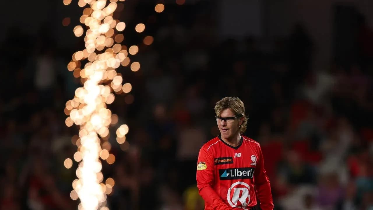 Jugador en uniforme rojo durante celebración con fuegos artificiales