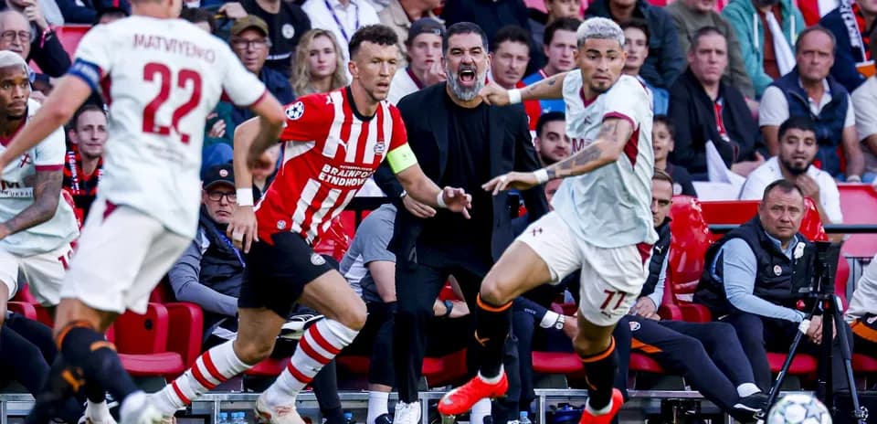 Jugadores compitiendo por el balón en el partido