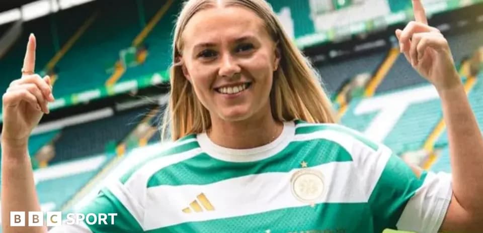 Jugadora de fútbol con camiseta del Celtic en el estadio