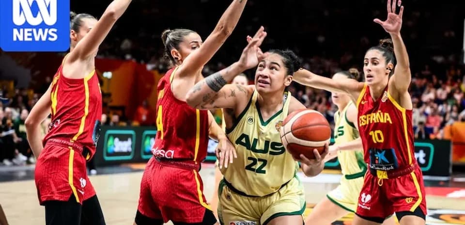 Jugadora de Australia lanzando el balón ante defensores españolas