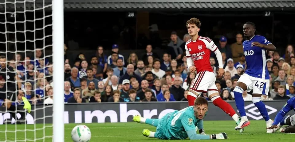 Jugador de Arsenal celebrando un gol en el partido