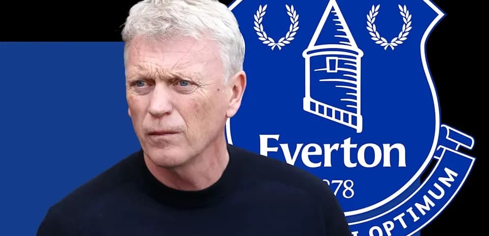 Entrenador frente al escudo del Everton
