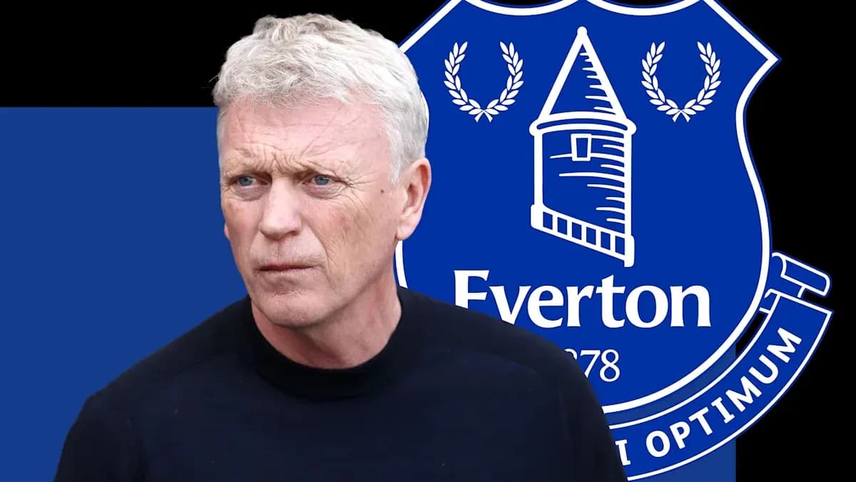 Entrenador frente al escudo del Everton