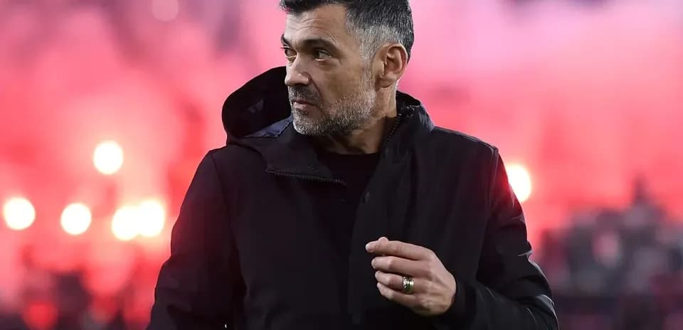 Entrenador en el campo con fondo de humo