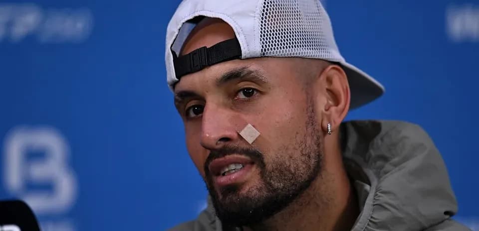 Jugador hablando en conferencia de prensa con vendaje