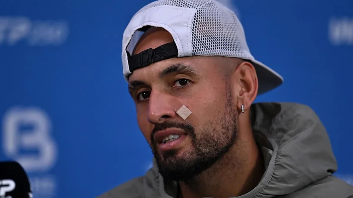 Jugador hablando en conferencia de prensa con vendaje