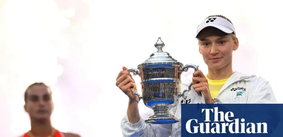 Jugadora levantando el trofeo del torneo de tenis