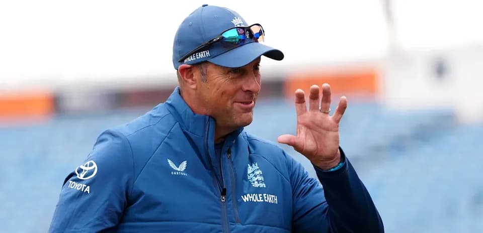 Entrenador de cricket saludando en el campo