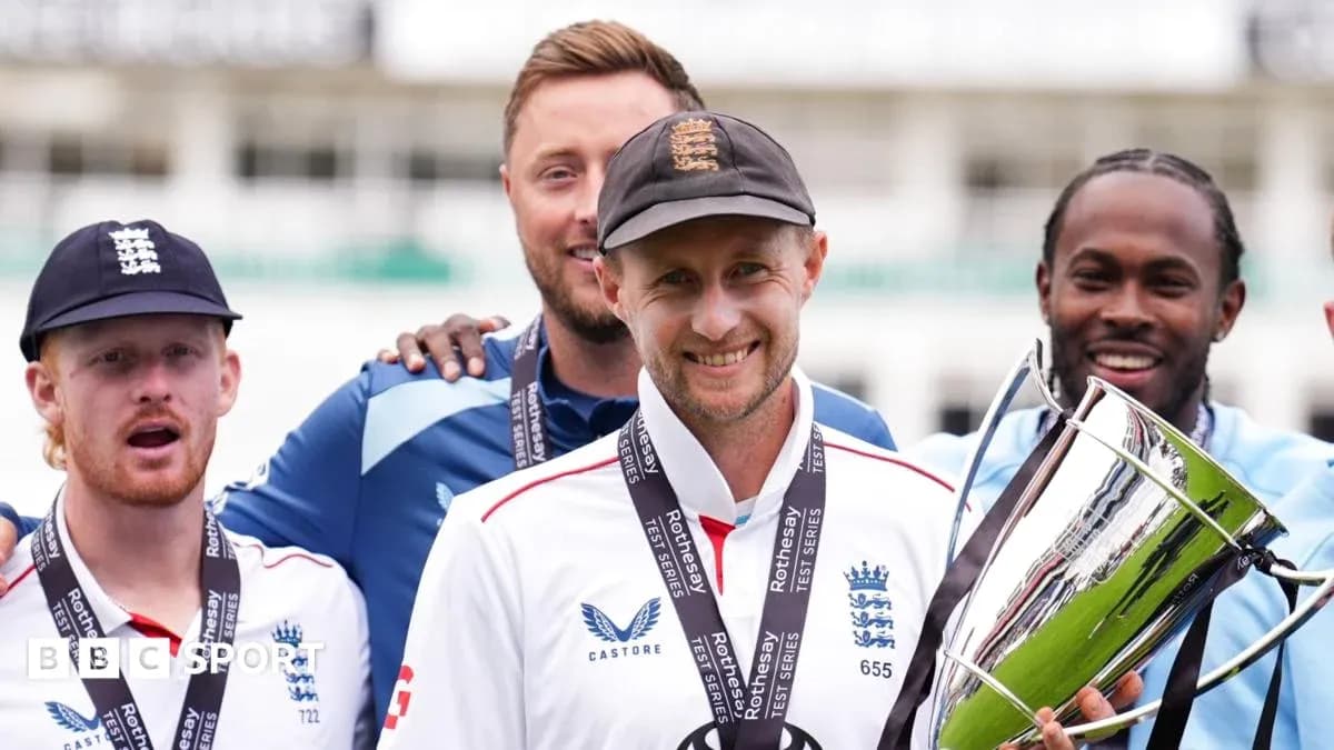 Jugadores de Inglaterra celebrando con el trofeo